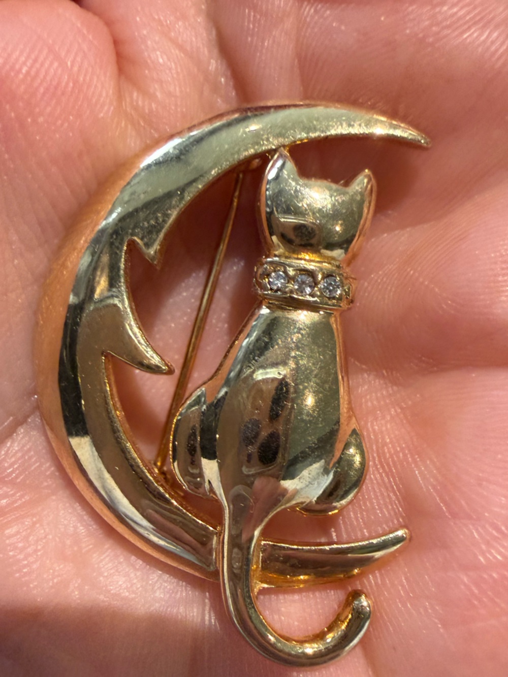 Vintage Gold Cat on Moon Brooch - Elegant Cat Pin in Gold Tone - Picture 6 of 6
